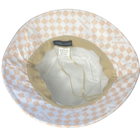 NWT KENDALL + KYLIE Adjustable Bucket Hat Peachy Pink & White Iconic Bucket Hat - Picture 2 of 4